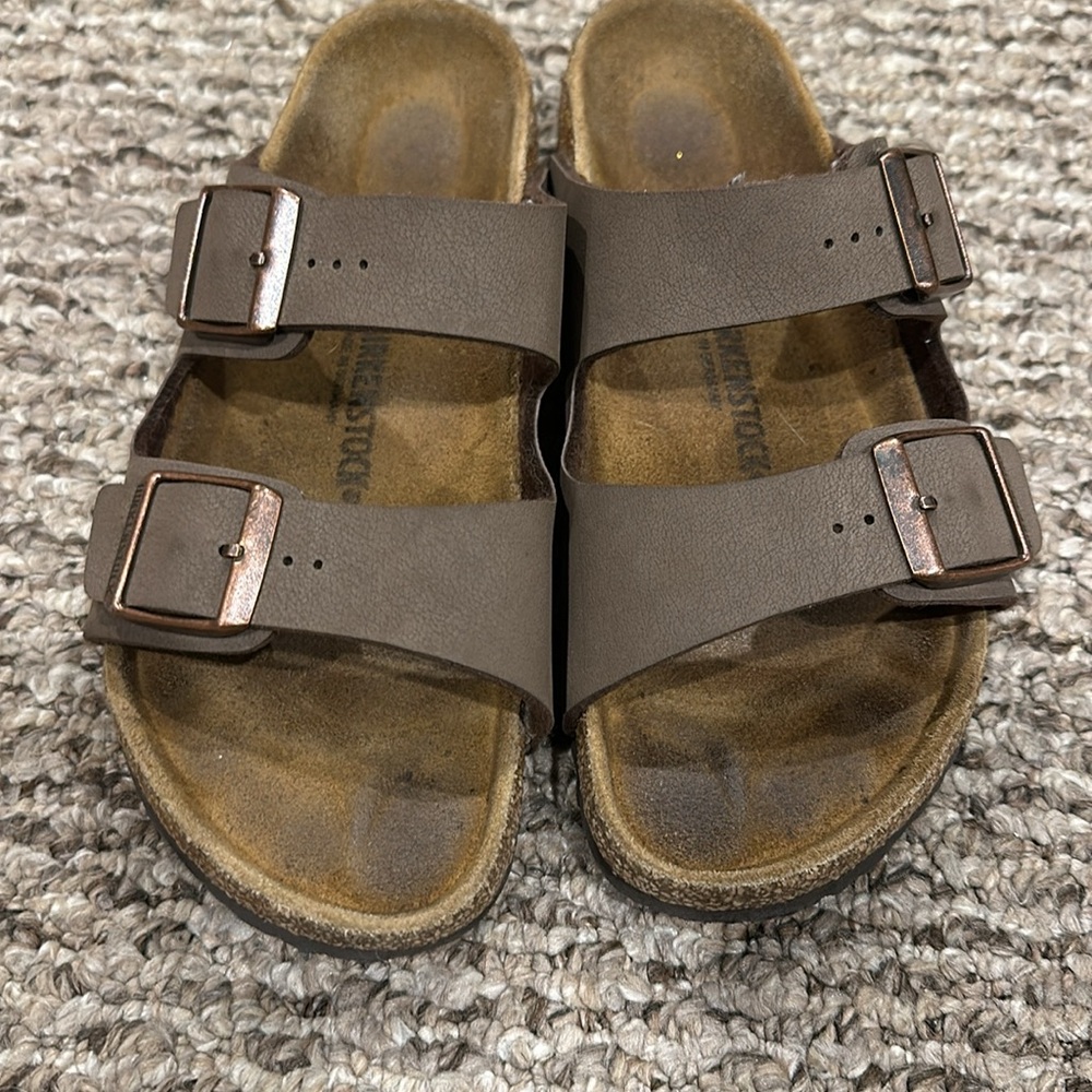 Birkenstocks 
Brown
Girls size 34 equivalent to a US size 4